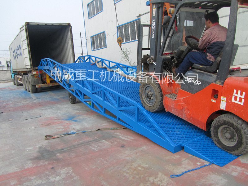 移動(dòng)式登車(chē)橋