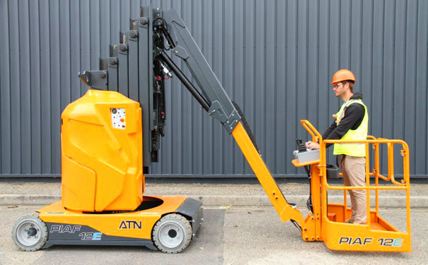 垂直桅桿式<a href='http://m.5x2x.com/fltp/' target='_blank'>高空作業(yè)平臺</a>